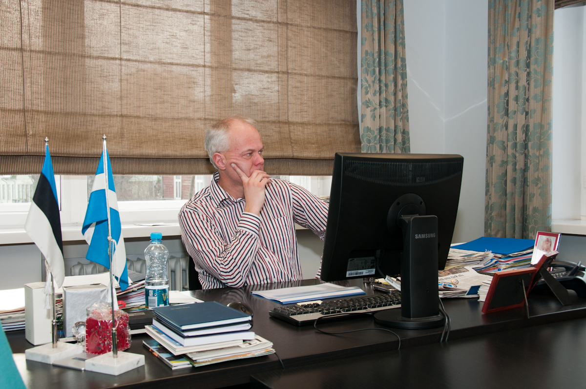 ning võttis kuuldut tõsiselt ja mõtles kaasa.